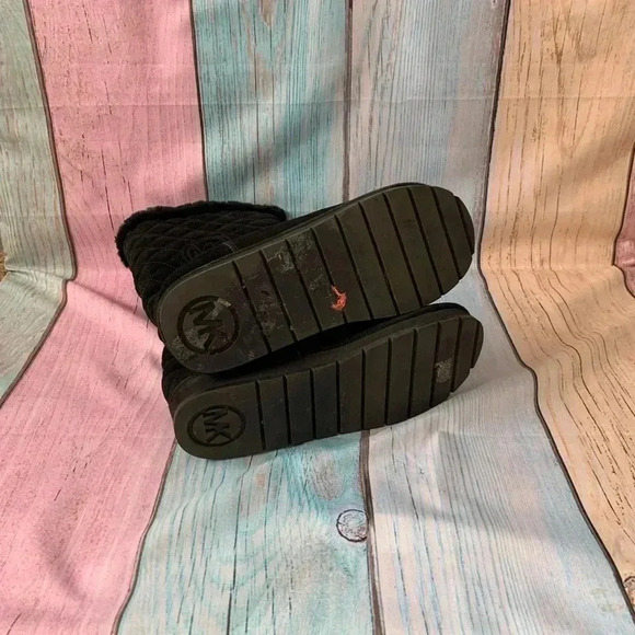 Women’s Michael kors fuzzy boots - Picture 9 of 10